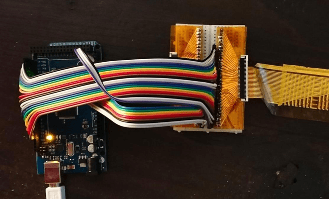 Sensor flexible de poliimida conectado por un cable plano a un Arduino Mega