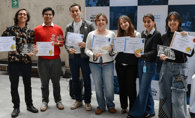 Feria Transforma 2026-1 winners holding their certificates in front of the Mechanical Engineering Department banner